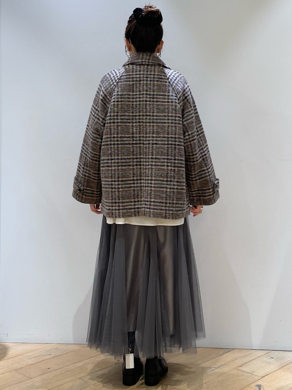 その他のピーコート、ホワイト系のシャツ/ブラウス、ブラック系のショルダーバッグを着用したレディースの冬コーディネートの6枚目の写真