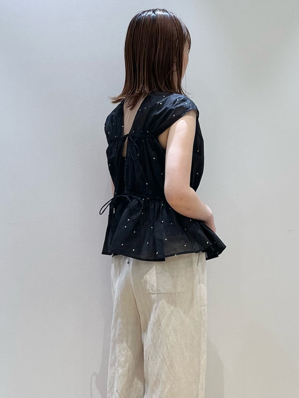 「サンダル、大人可愛い、夏服コーデ、パンツコーデ、ママファッション、オトナカジュアル、レイヤードスタイル、デートコーデ、シアートップス、ドット、ドット柄、ドットブラウス、白ワイド、パンツ、パンツスタイル」｜「Rouge vif Annaのシルバードット刺繍ペプラムブラウス（シャツ/ブラウス、ブラック系）」を使った、ひかりさん（骨格ストレート・レディース・162cm）の夏コーディネートの3枚目の写真