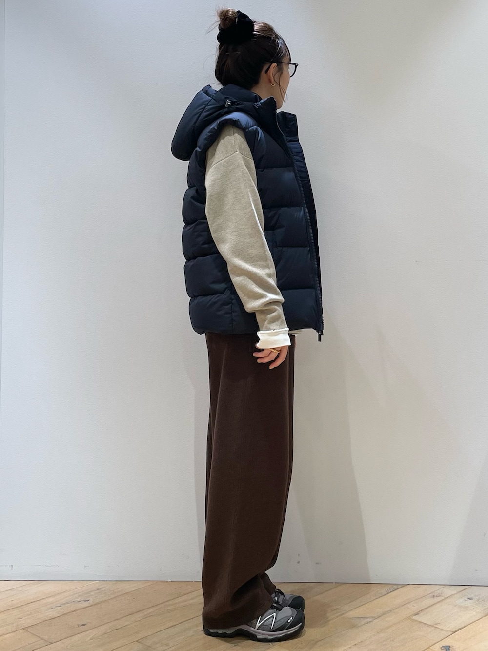 ベージュ系のトートバッグ、ブラウン系のその他パンツ、ベージュ系のニット/セーターを着用したレディースの冬コーディネートの2枚目の写真