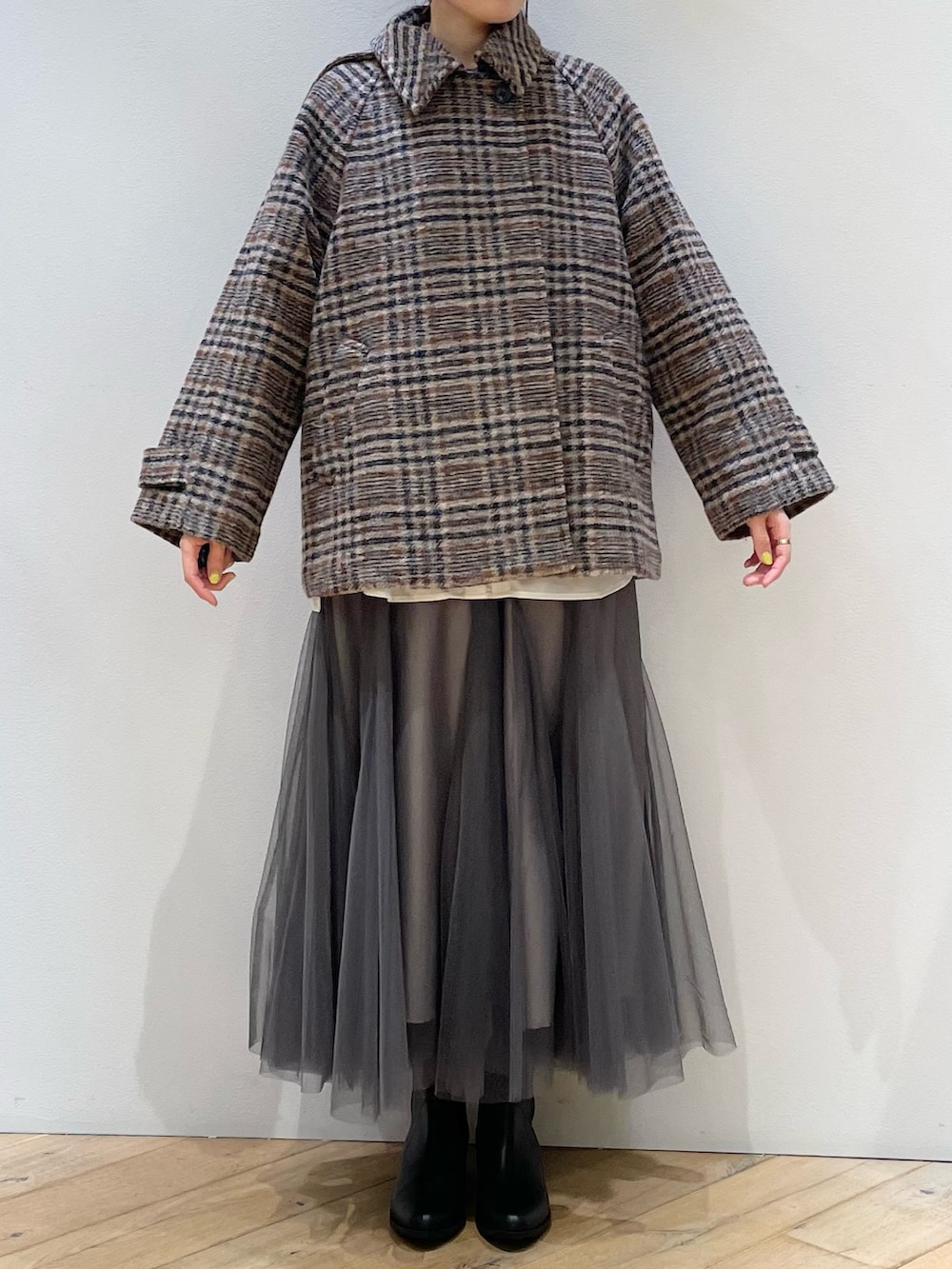 その他のピーコート、ホワイト系のシャツ/ブラウス、ブラック系のショルダーバッグを着用したレディースの冬コーディネートの8枚目の写真