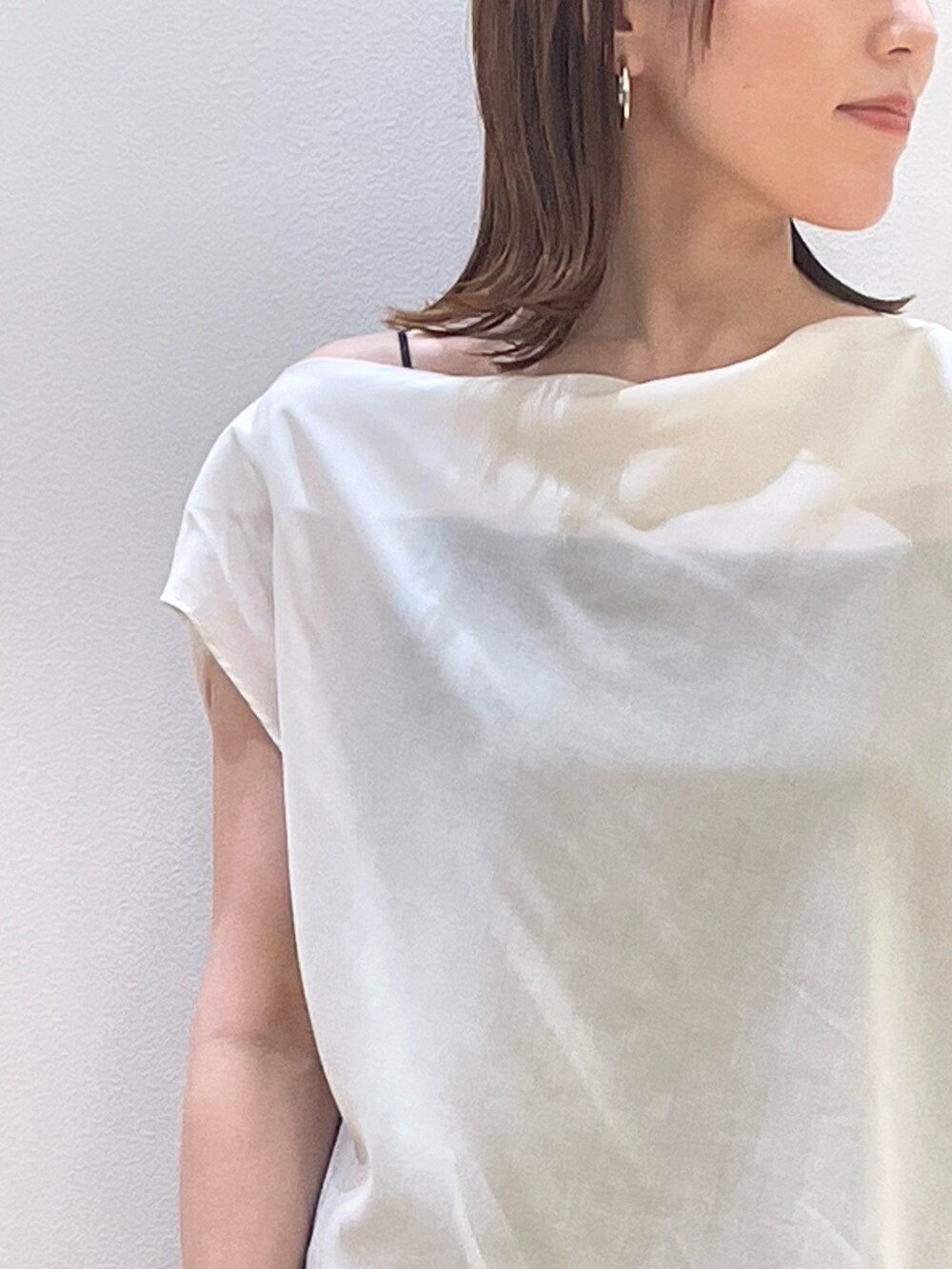 「夏服、大人可愛い、シンプルスタイル、オトナ女子、30代コーデ、キレイめ、大人カジュアルコーデ、シアー、リラックスパンツ、ブラウス、アシンメトリー、シアートップス、Rouge vif la cle(Rouge vif la cle)、オフィスカジュアル、ママコーデ」｜「Rouge vifの【ロングセラー】NEW イージー ワイドパンツ（その他パンツ、ブルー系）」を使った、ひかりさん（骨格ストレート・レディース・162cm）の夏コーディネートの5枚目の写真