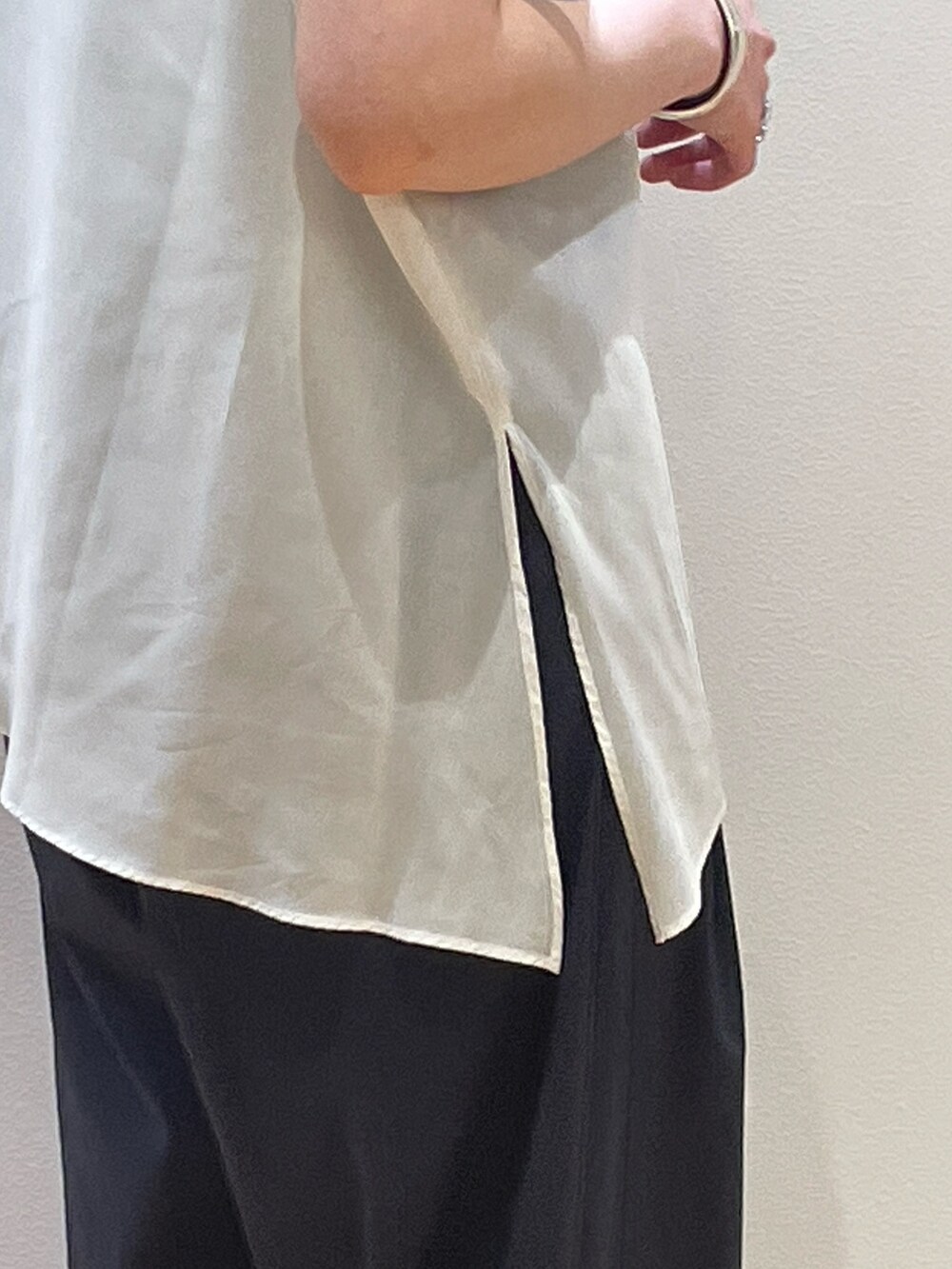 「夏服、大人可愛い、シンプルスタイル、オトナ女子、30代コーデ、キレイめ、大人カジュアルコーデ、シアー、リラックスパンツ、ブラウス、アシンメトリー、シアートップス、Rouge vif la cle(Rouge vif la cle)、オフィスカジュアル、ママコーデ」｜「Rouge vifの【ロングセラー】NEW イージー ワイドパンツ（その他パンツ、ブルー系）」を使った、ひかりさん（骨格ストレート・レディース・162cm）の夏コーディネートの10枚目の写真