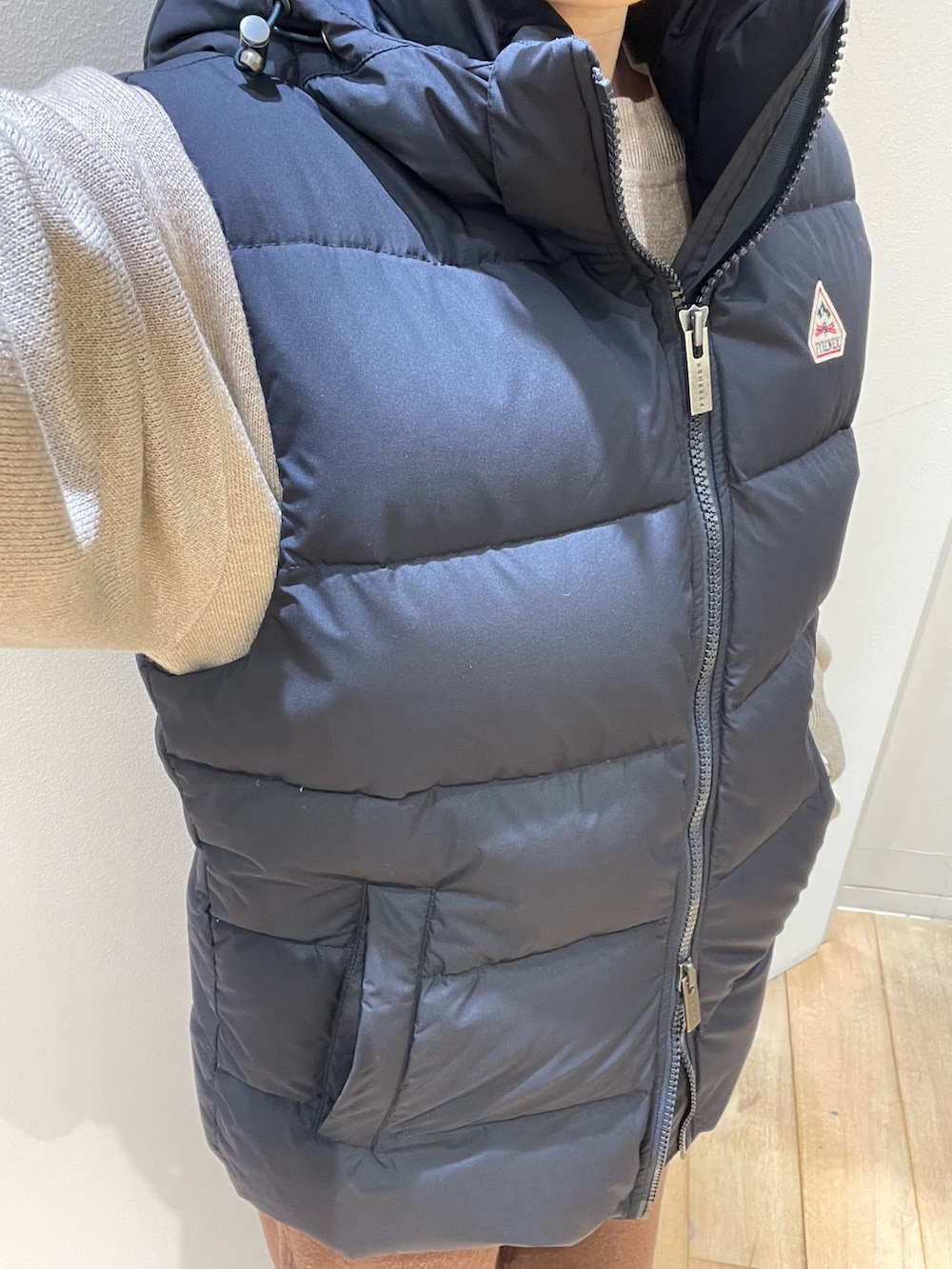 ベージュ系のトートバッグ、ブラウン系のその他パンツ、ベージュ系のニット/セーターを着用したレディースの冬コーディネートの10枚目の写真