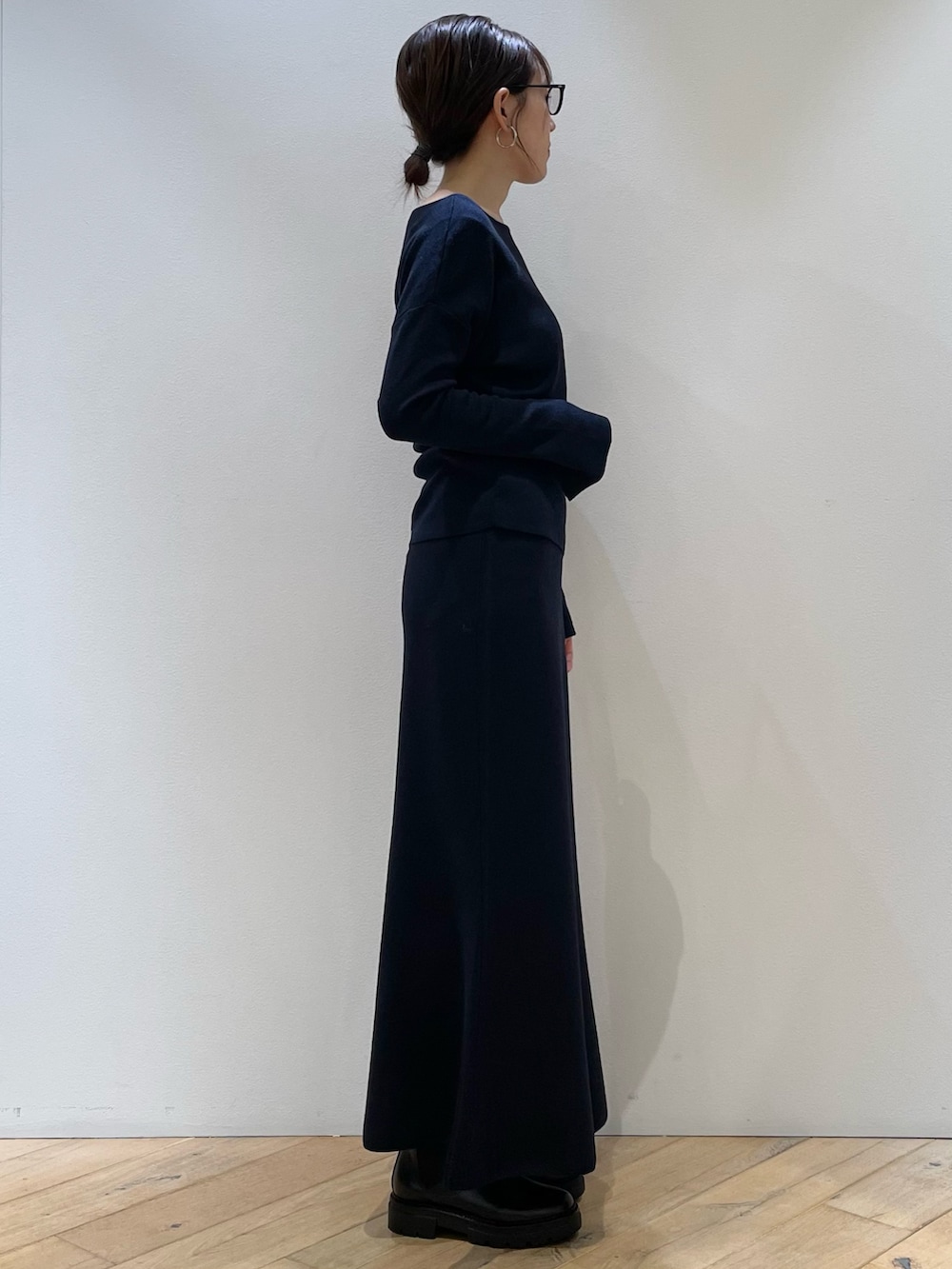 ブラウン系のベスト、ブルー系のニット/セーター、ブルー系のスカートを着用したレディースの秋コーディネートの10枚目の写真