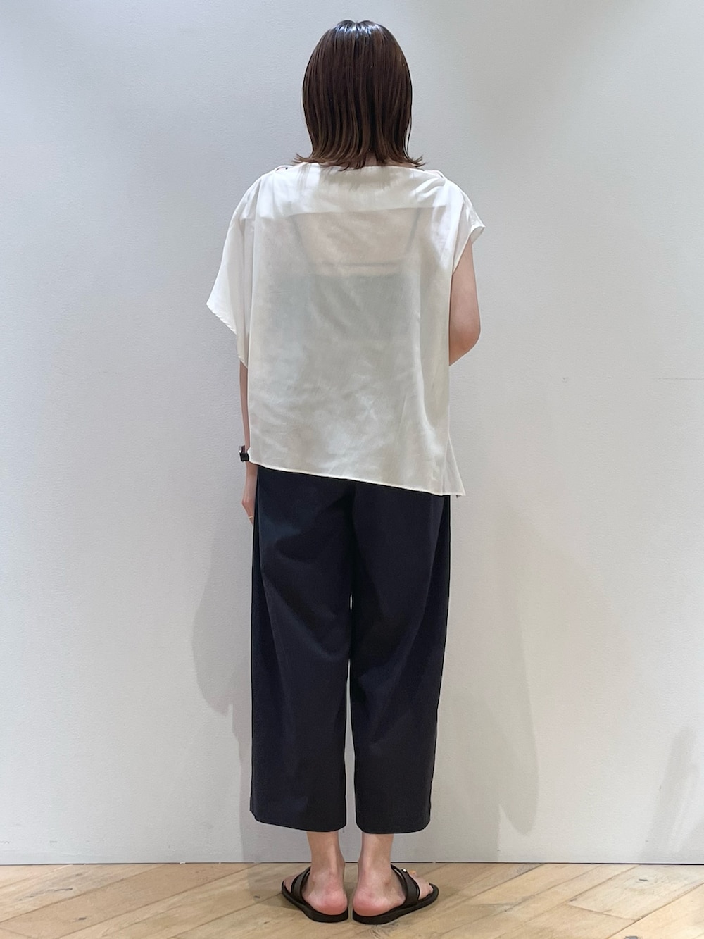 「夏服、大人可愛い、シンプルスタイル、オトナ女子、30代コーデ、キレイめ、大人カジュアルコーデ、シアー、リラックスパンツ、ブラウス、アシンメトリー、シアートップス、Rouge vif la cle(Rouge vif la cle)、オフィスカジュアル、ママコーデ」｜「Rouge vifの【ロングセラー】NEW イージー ワイドパンツ（その他パンツ、ブルー系）」を使った、ひかりさん（骨格ストレート・レディース・162cm）の夏コーディネートの3枚目の写真