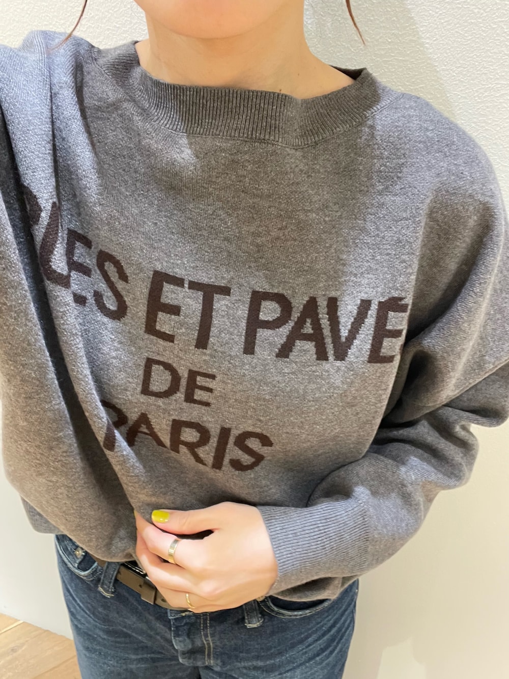 ブラウン系のボストンバッグ、ブラック系のローファー、ブルー系のデニムパンツを着用したレディースの秋コーディネートの10枚目の写真