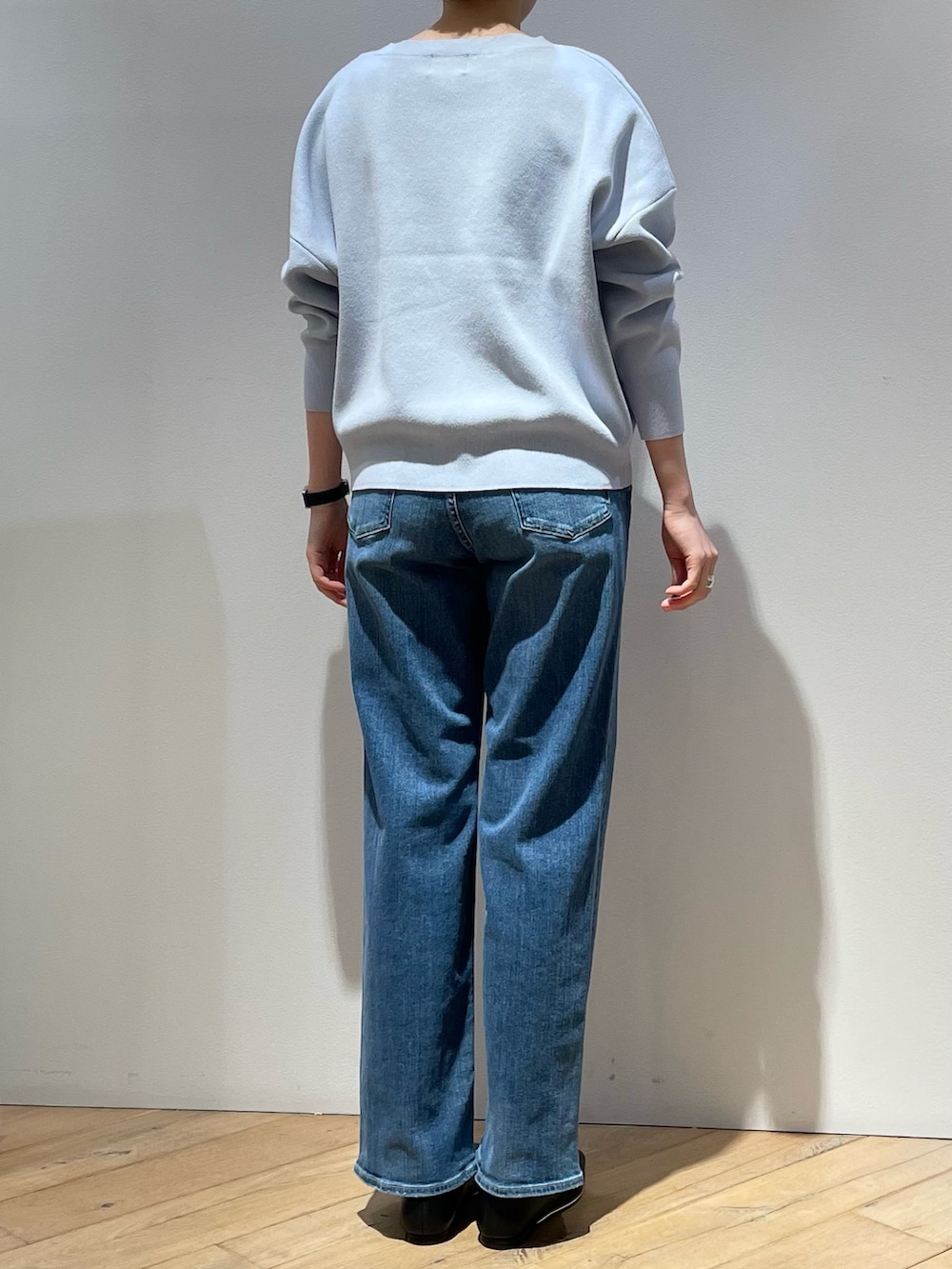 ブラック系のパンプス、ブルー系のトートバッグ、グレー系のシャツ/ブラウスを着用したレディースの春コーディネートの5枚目の写真