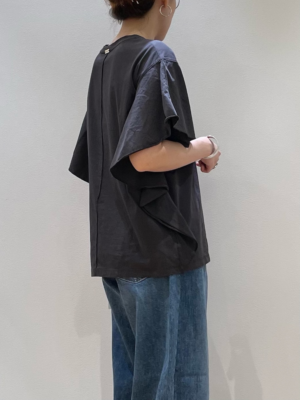 「デニム、ロゴT、休日スタイル、テーマパークコーデ、シンプルコーデ、夏コーデ、夏服、大人カジュアルコーデ、楽チンコーデ、シンプルスタイル、お洒落さんとつながりたい、大人女子、ママコーデ、30代コーデ、ママファッション」｜「NICOLAS LAINASの【NICOLAS LAINAS/ニコラスライナス】レザーメタリックトングサンダル（サンダル、シルバー系）」を使った、ひかりさん（骨格ストレート・レディース・162cm）の夏コーディネートの8枚目の写真
