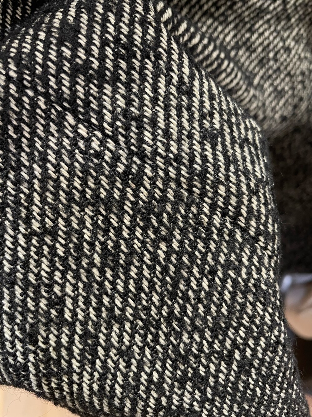 ブラック系のスカート、ブラック系のベスト、グレー系のニット/セーターを着用したレディースの秋コーディネートの9枚目の写真