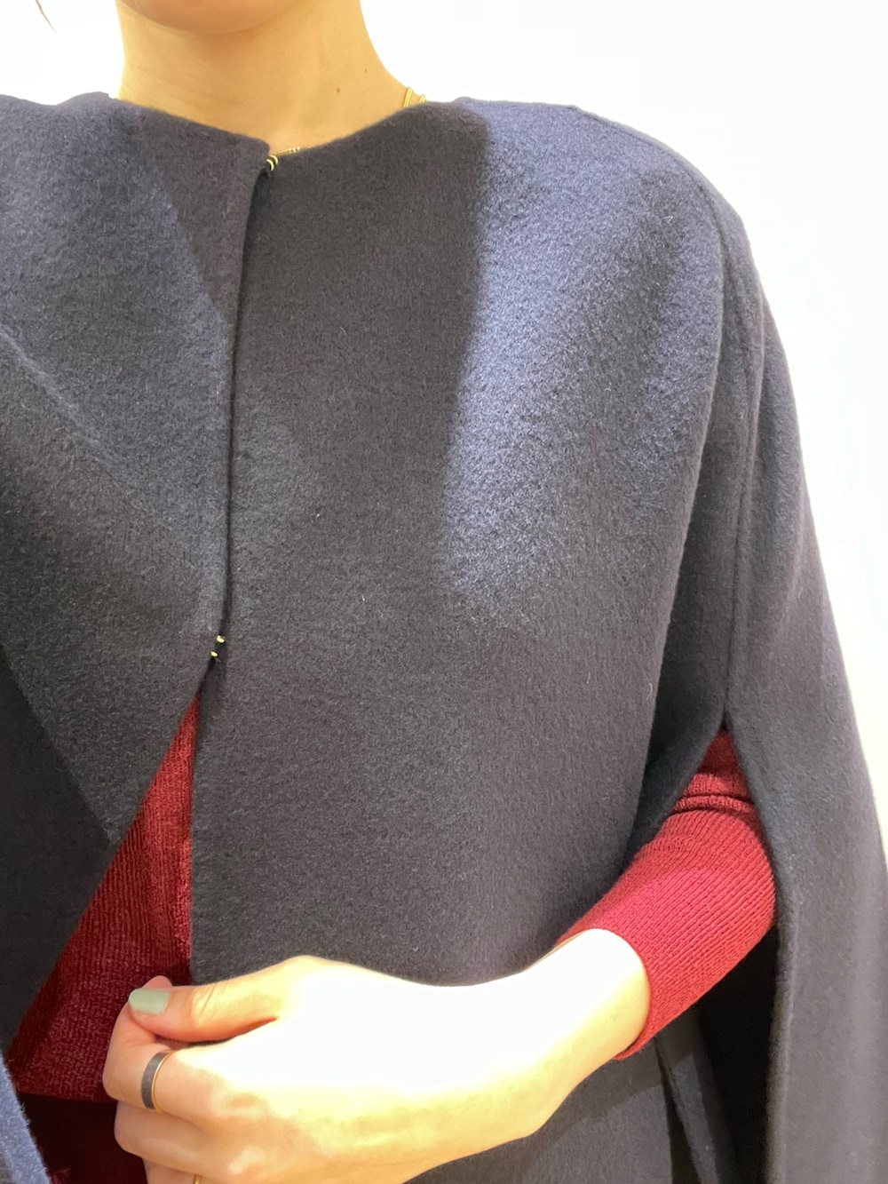 レッド系のニット/セーター、ブルー系のデニムパンツ、ブラック系のローファーを着用したレディースの秋コーディネートの6枚目の写真