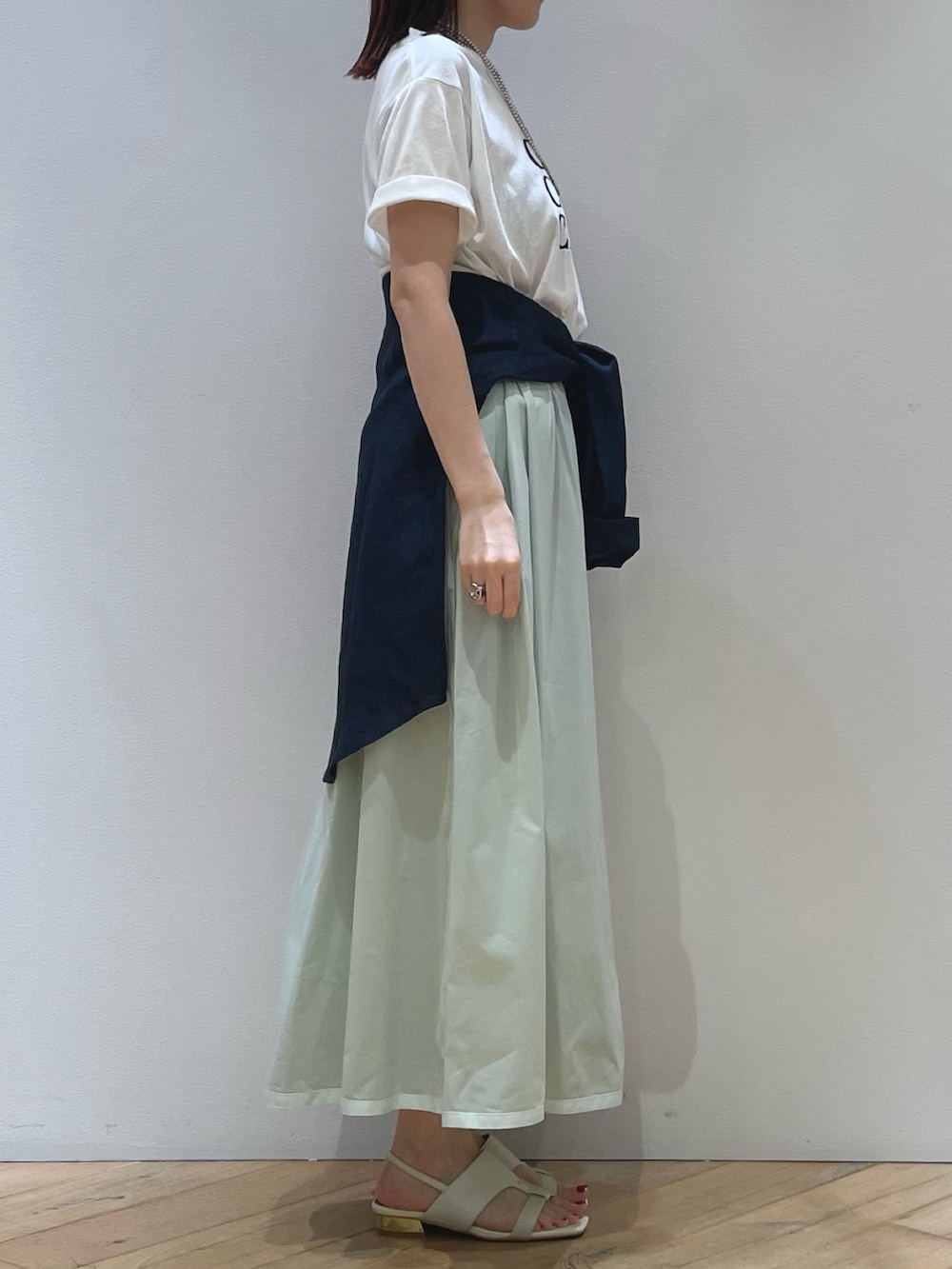 「スカート、Tシャツ、大人カジュアル、シャツ腰巻き、ロゴT、30代コーデ、ママコーデ、ママファッション、休日スタイル、旅行コーデ、お出かけコーデ、夏コーデ、大人かわいい、おしゃれさんと繋がりたい、リゾートスタイル」|「ABAHOUSEの【LUXE Linen Solaro】バンドカラー リネンシャツ(シャツ/ブラウス、ブルー系)」を使った、ひかりさん(骨格ストレート・レディース・162cm)の夏コーディネートの2枚目の写真