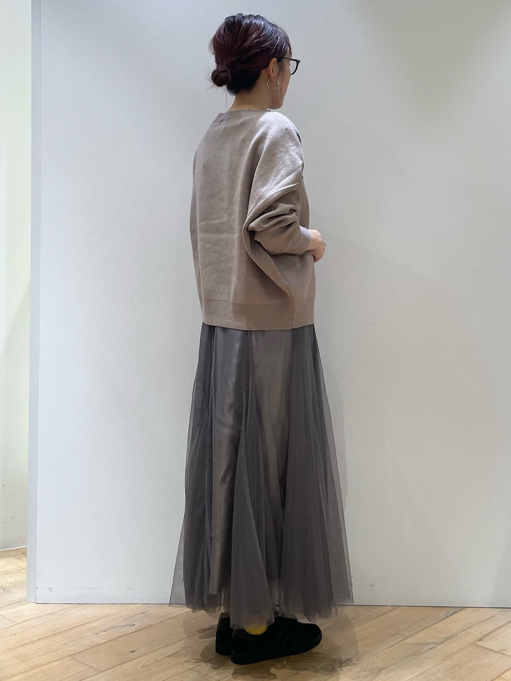 「ロゴニット、ニット、チュールスカート、大人カジュアル、大人コーデ、大人かわいい、シンプルコーデ、お出かけコーデ、秋服準備はじめました、秋服、シンプルスタイル、初秋コーデ、休日スタイル、お洒落さんとつながりたい、おしゃれさんと繋がりたい」｜「adidasの【adidas / アディダス】ガゼル　GAZELLE（スニーカー、ブラック系）」を使った、ひかりさん（骨格ストレート・レディース・162cm）の秋コーディネートの2枚目の写真