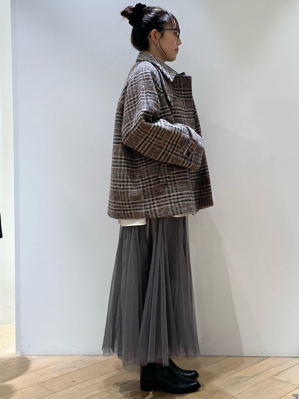 その他のピーコート、ホワイト系のシャツ/ブラウス、ブラック系のショルダーバッグを着用したレディースの冬コーディネートの3枚目の写真