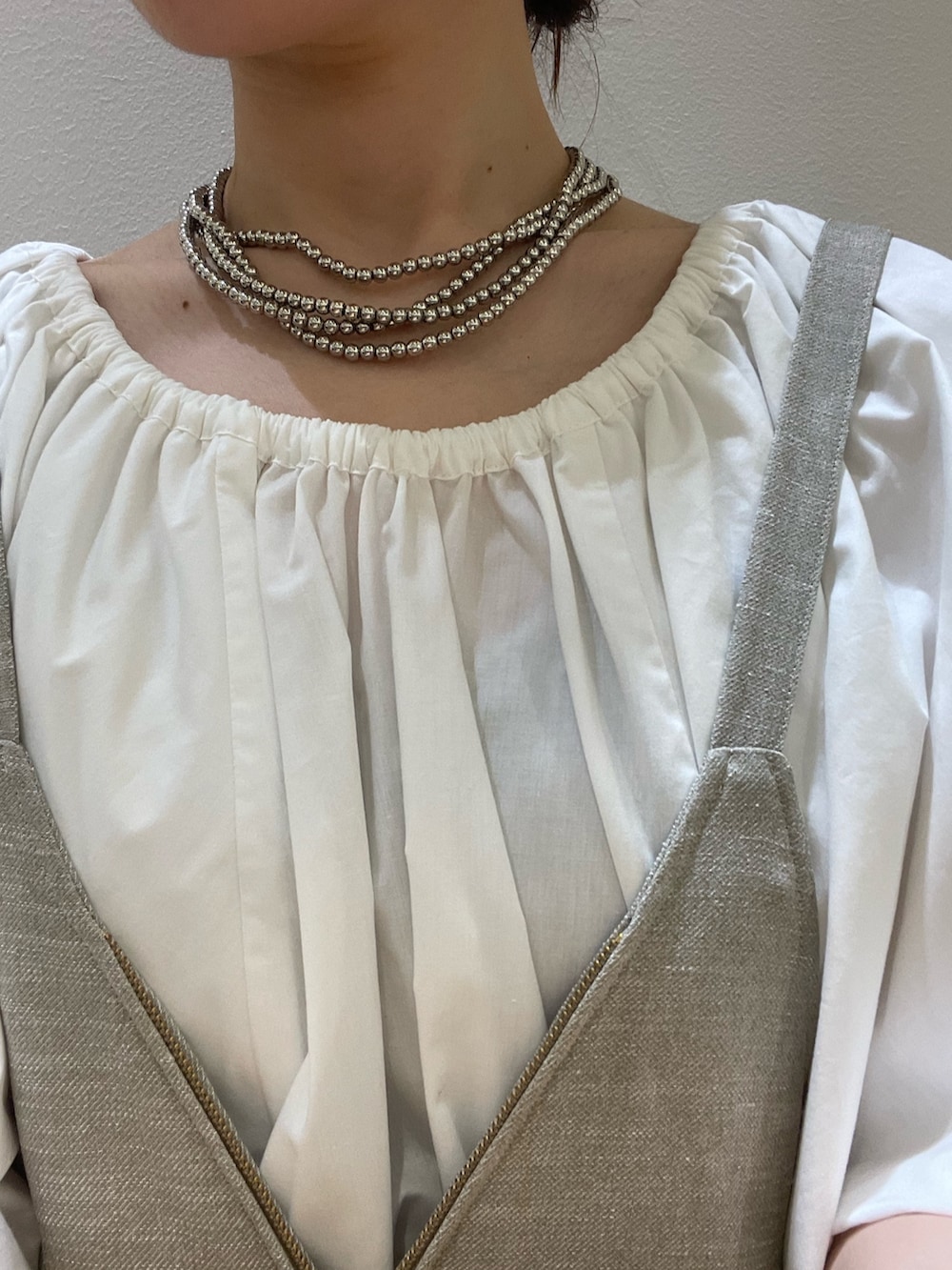 「夏服コーデ、おでかけコーデ、初夏コーデ、オトナカワイイ、夏ファッション、ママファッション、スニーカーコーデ、30代コーデ、サロペット、ブラウス、Rouge vif la cle(Rouge vif la cle)、ママコーデ、adidas、夏コーデ、大人カジュアル」｜「Rouge vifのドライタッチフロントジップサロペット（サロペット/オーバーオール、ベージュ系）」を使った、ひかりさん（骨格ストレート・レディース・162cm）の夏コーディネートの6枚目の写真