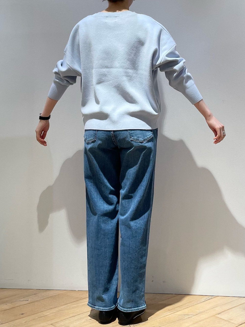 ブラック系のパンプス、ブルー系のトートバッグ、グレー系のシャツ/ブラウスを着用したレディースの春コーディネートの4枚目の写真