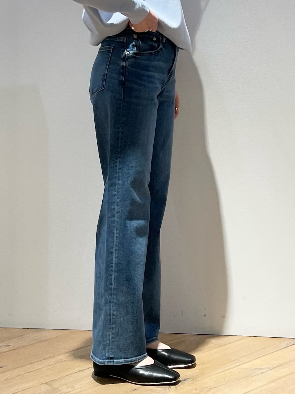 ブラック系のパンプス、ブルー系のトートバッグ、グレー系のシャツ/ブラウスを着用したレディースの春コーディネートの8枚目の写真