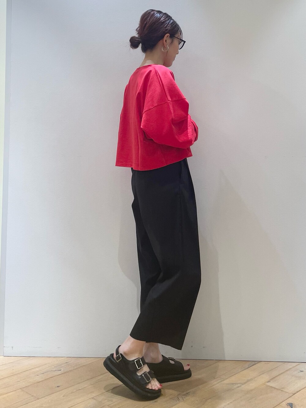 レッド系のTシャツ/カットソー、ブラック系のその他パンツ、ブラック系のショルダーバッグを着用したレディースの夏コーディネートの2枚目の写真