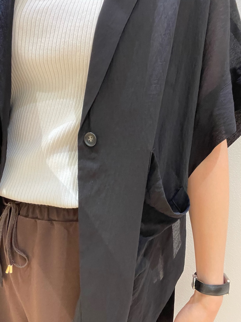 「オトナカジュアル、おしゃれさんと繋がりたい、夏ファッション、ワントーンコーデ、ブラック、お出かけコーデ、旅行コーデ、きれいめカジュアル、ママコーデ、30代コーデ、モノトーン、夏コーデ、オフィスカジュアル、ワイドパンツ、イージーパンツ」|「Rouge vifのスクエアネックリブタンクトップ(タンクトップ、ホワイト系)」を使った、ひかりさん(骨格ストレート・レディース・162cm)の夏コーディネートの5枚目の写真