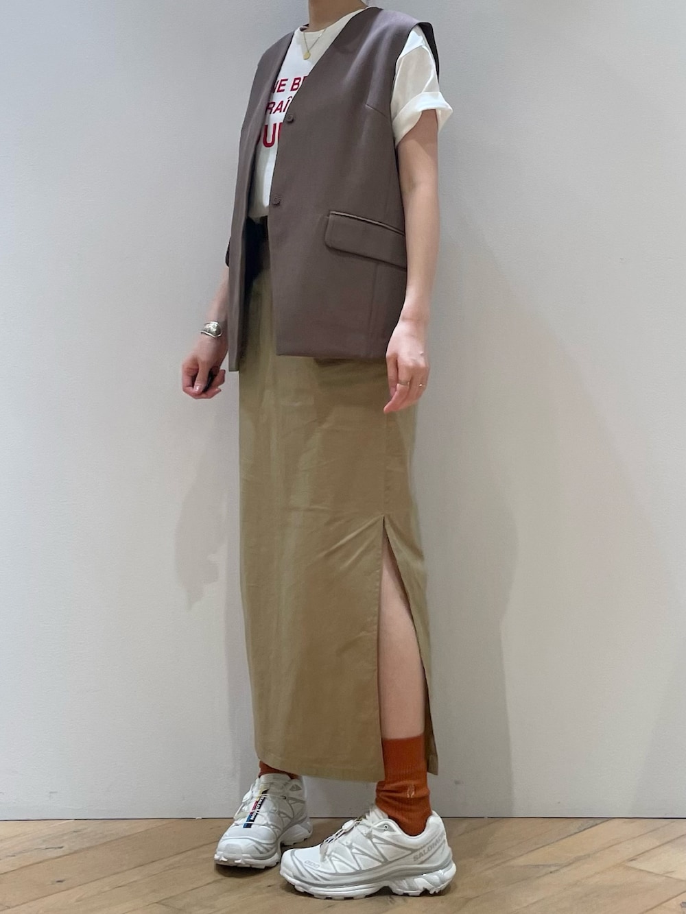 「ジレ、ベスト、スカート、タイトスカート、お出かけコーデ、大人カジュアル、ママコーデ、旅行、休日スタイル、夏コーデ、今日のコーデ、オトナカジュアル、スニーカー、おしゃれさんと繋がりたい、休日コーデ」|「Rouge vif Annaのリネン混サマーノーカラージレベスト(ベスト、ブラウン系)」を使った、ひかりさん(骨格ストレート・レディース・162cm)の夏コーディネートの4枚目の写真