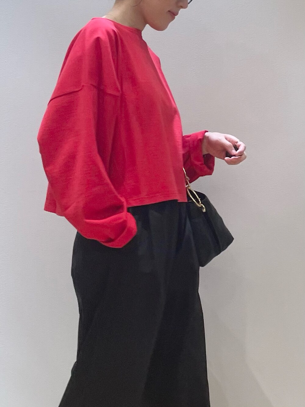 レッド系のTシャツ/カットソー、ブラック系のその他パンツ、ブラック系のショルダーバッグを着用したレディースの夏コーディネートの5枚目の写真