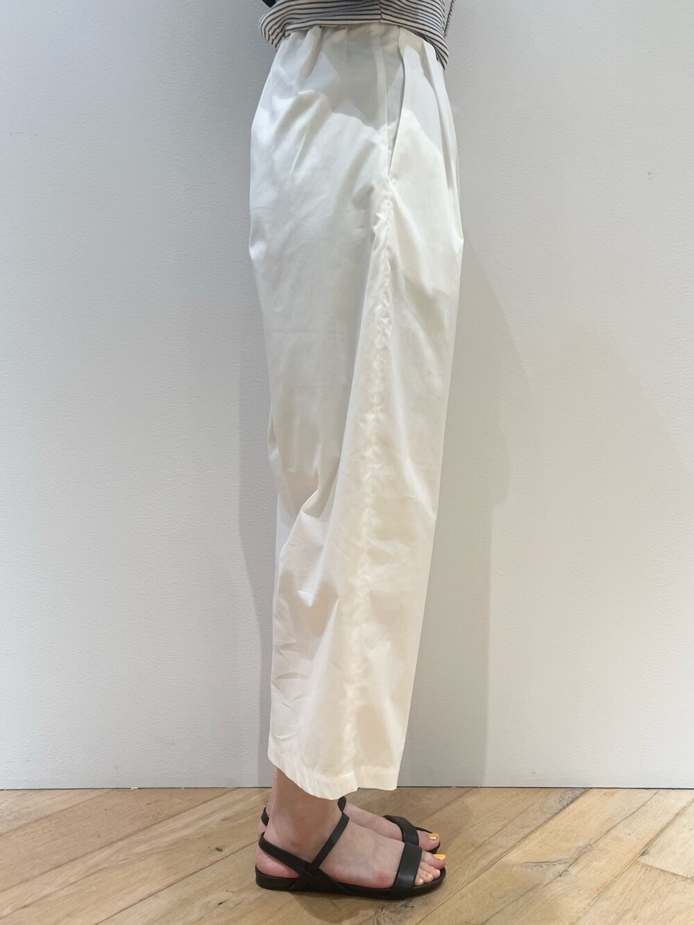 「サンダル、ジャケット、パンツ、パンツスタイル、パンツコーデ、白パンツ、大人カジュアル、大人コーデ、30代ファッション、30代コーデ、ママコーデ、ママファッション、休日スタイル、Rouge vif la cle(Rouge vif la cle)」|「Rouge vifの【ロングセラー】NEW イージー ワイドパンツ(その他パンツ、ホワイト系)」を使った、ひかりさん(骨格ストレート・レディース・162cm)の夏コーディネートの5枚目の写真