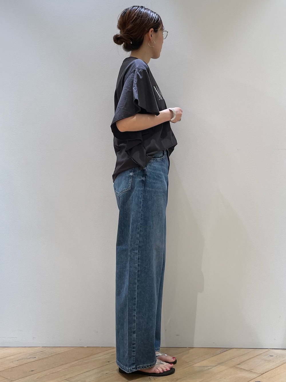 「デニム、ロゴT、休日スタイル、テーマパークコーデ、シンプルコーデ、夏コーデ、夏服、大人カジュアルコーデ、楽チンコーデ、シンプルスタイル、お洒落さんとつながりたい、大人女子、ママコーデ、30代コーデ、ママファッション」｜「NICOLAS LAINASの【NICOLAS LAINAS/ニコラスライナス】レザーメタリックトングサンダル（サンダル、シルバー系）」を使った、ひかりさん（骨格ストレート・レディース・162cm）の夏コーディネートの2枚目の写真