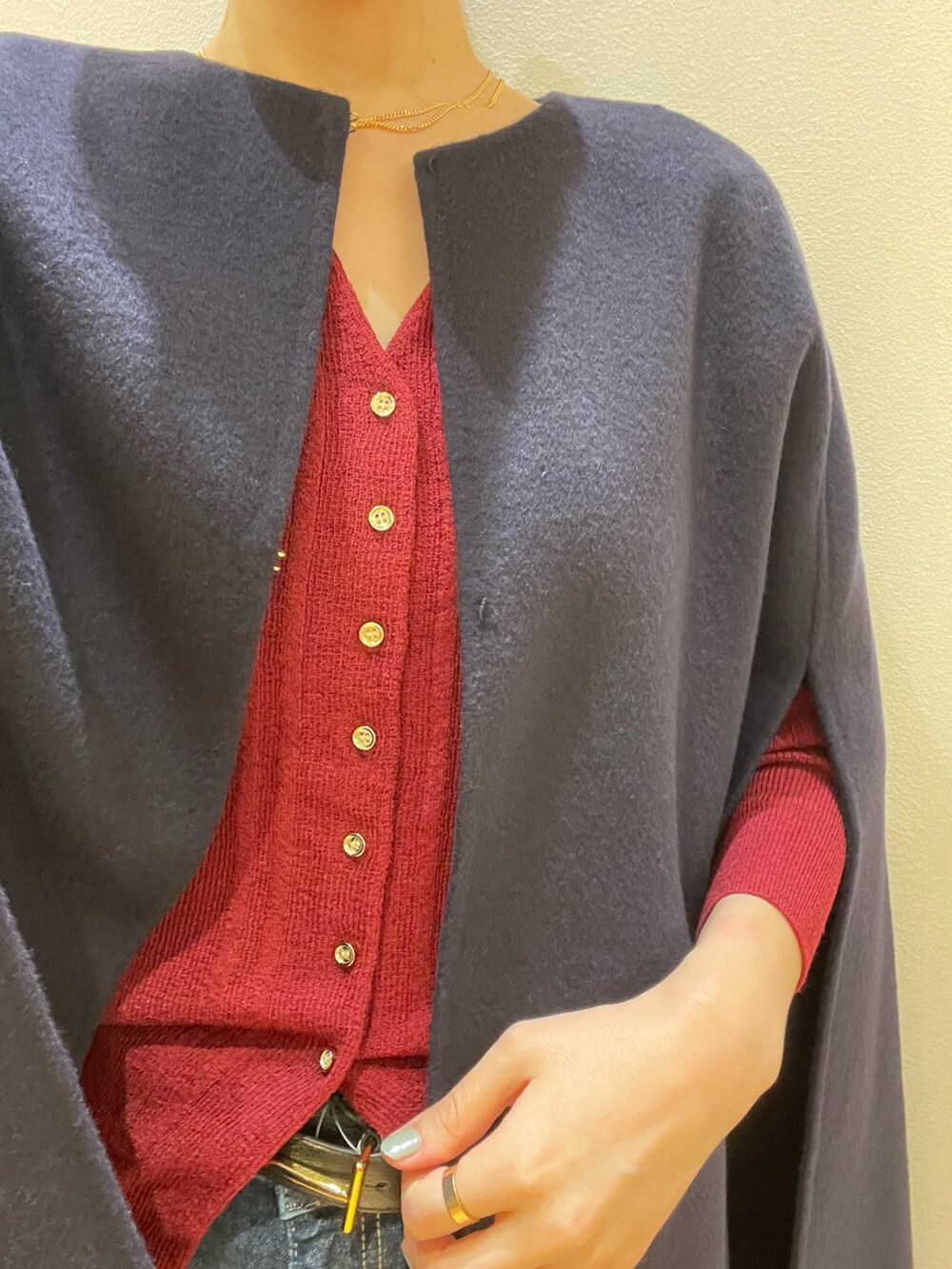 レッド系のニット/セーター、ブルー系のデニムパンツ、ブラック系のローファーを着用したレディースの秋コーディネートの7枚目の写真