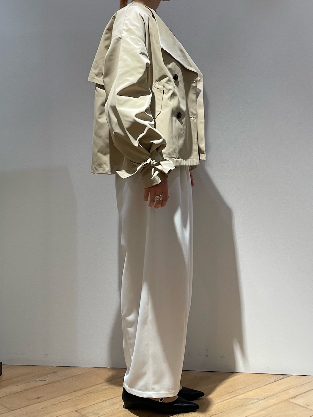 ベージュ系のトレンチコート、ピンク系のニット/セーター、ホワイト系のその他パンツを着用したレディースの春コーディネートの3枚目の写真