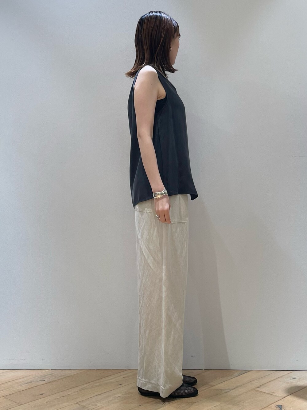 ホワイト系のその他パンツ、グレー系のシャツ/ブラウス、ブラック系のバレエシューズを着用したレディースの夏コーディネートの3枚目の写真