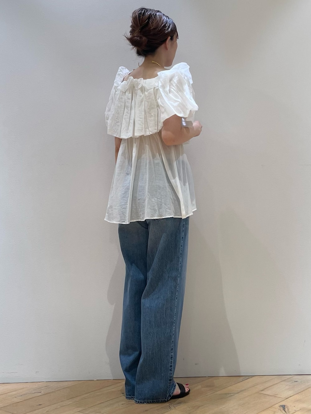 「ブラウス、ブラウス×デニム、オフショル、デザイントップス、デニム、大人カジュアル、大人女子、30代コーデ、ママコーデ、ママファッション、デートコーデ、きれいめカジュアル、リゾートスタイル、夏コーデ、海コーデ」|「Rouge vifのオフショルバルーンブラウス(シャツ/ブラウス、ホワイト系)」を使った、ひかりさん(骨格ストレート・レディース・162cm)の夏コーディネートの2枚目の写真
