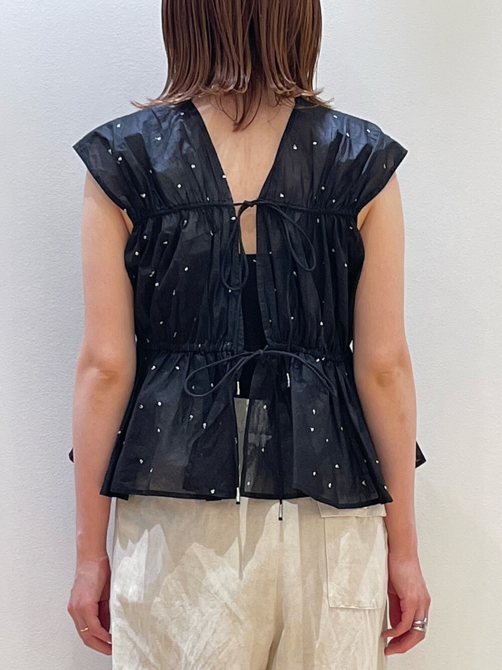 「サンダル、大人可愛い、夏服コーデ、パンツコーデ、ママファッション、オトナカジュアル、レイヤードスタイル、デートコーデ、シアートップス、ドット、ドット柄、ドットブラウス、白ワイド、パンツ、パンツスタイル」｜「Rouge vif Annaのシルバードット刺繍ペプラムブラウス（シャツ/ブラウス、ブラック系）」を使った、ひかりさん（骨格ストレート・レディース・162cm）の夏コーディネートの4枚目の写真