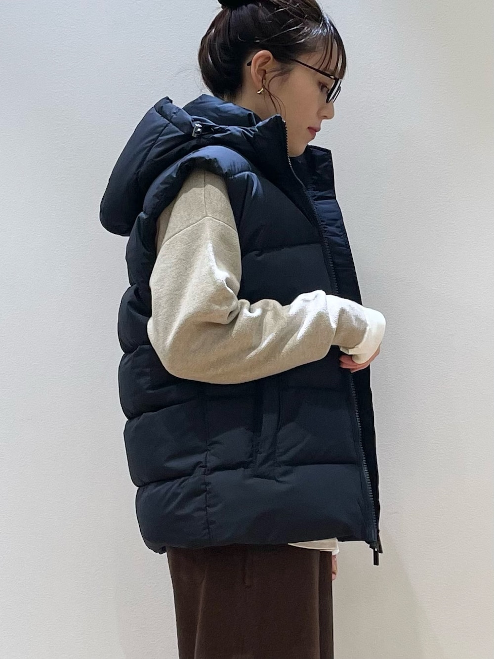 ベージュ系のトートバッグ、ブラウン系のその他パンツ、ベージュ系のニット/セーターを着用したレディースの冬コーディネートの3枚目の写真