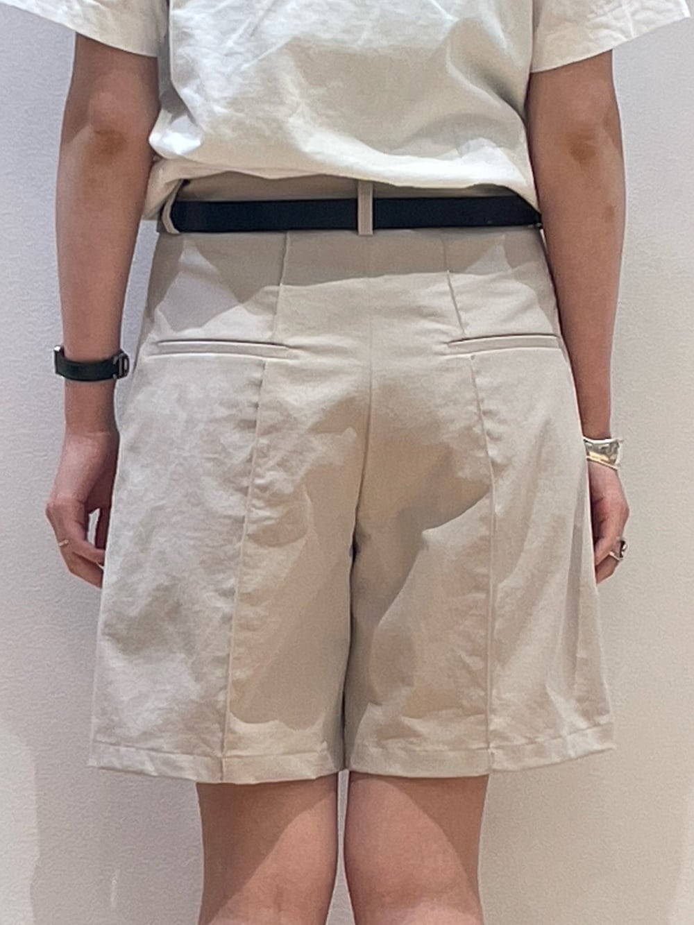 「バックツイスト、サンダル、シャツ、シャツスタイル、シャツコーデ、ショートパンツ、ハーフパンツ、ハーフパンツコーデ、トレンド、夏コーデ、夏ファッション、大人カジュアル、大人コーデ、大人女子、30代コーデ」｜「Rouge vifのフロントタックショートパンツ（その他パンツ、ベージュ系）」を使った、ひかりさん（骨格ストレート・レディース・162cm）の夏コーディネートの8枚目の写真