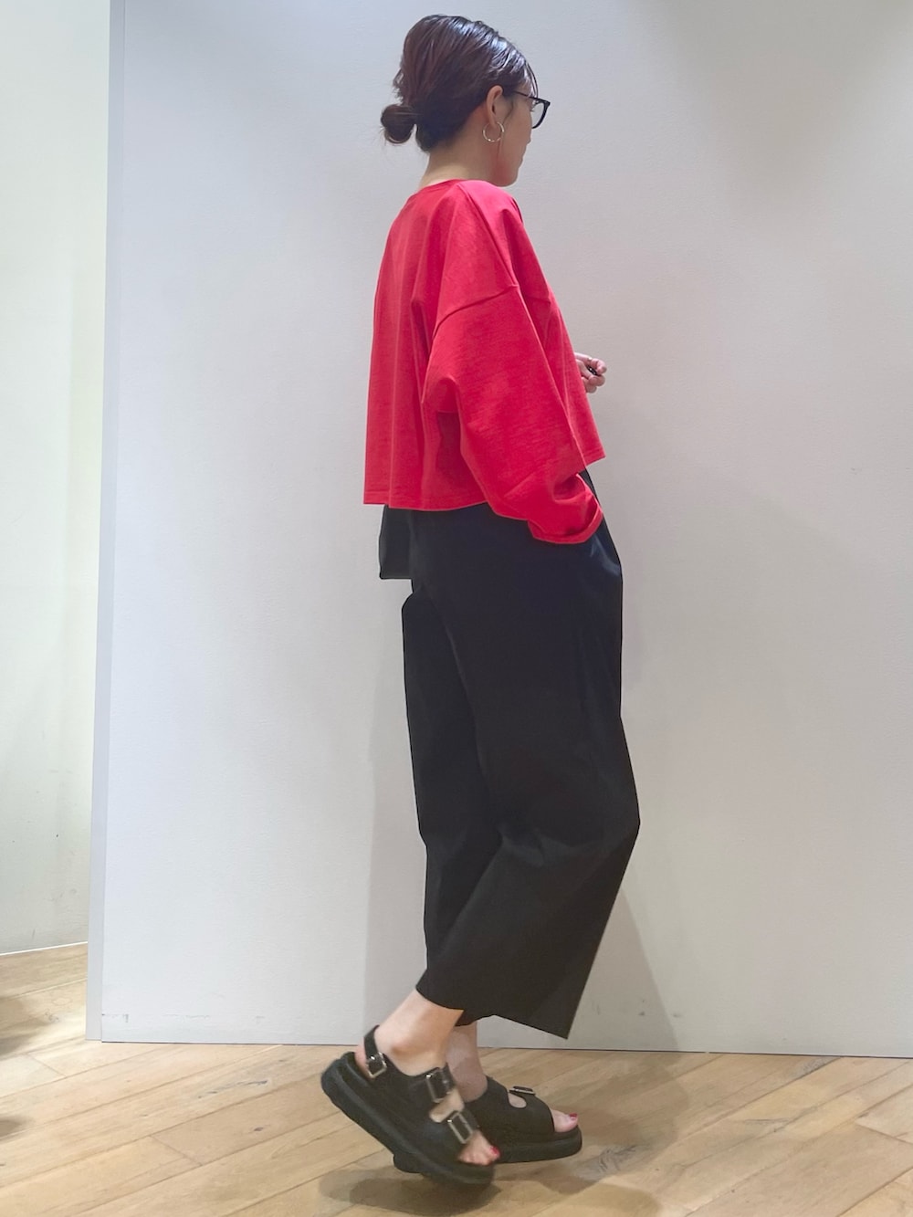 レッド系のTシャツ/カットソー、ブラック系のその他パンツ、ブラック系のショルダーバッグを着用したレディースの夏コーディネートの4枚目の写真