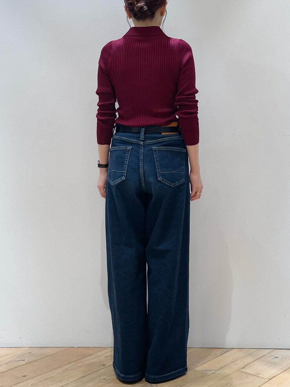 レッド系のニット/セーター、ブルー系のデニムパンツ、ブラック系のローファーを着用したレディースの秋コーディネートの4枚目の写真