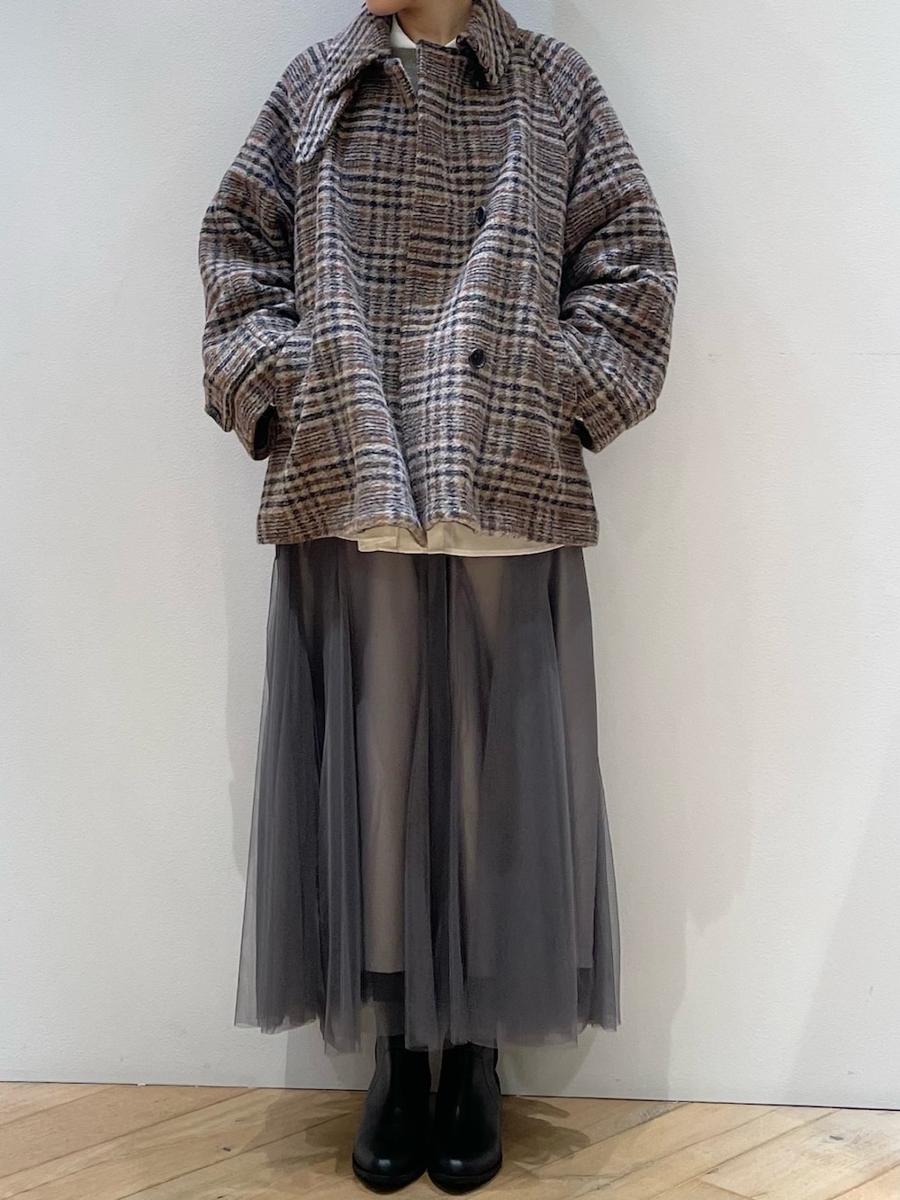 その他のピーコート、ホワイト系のシャツ/ブラウス、ブラック系のショルダーバッグを着用したレディースの冬コーディネートの7枚目の写真