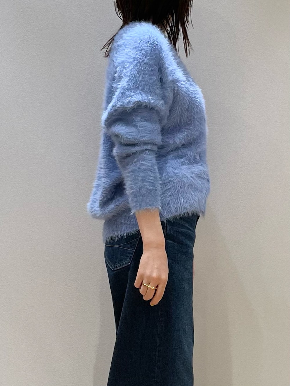 ブルー系のデニムパンツ、ブラック系のローファー、ブルー系のカーディガン/ボレロを着用したレディースの秋コーディネートの3枚目の写真