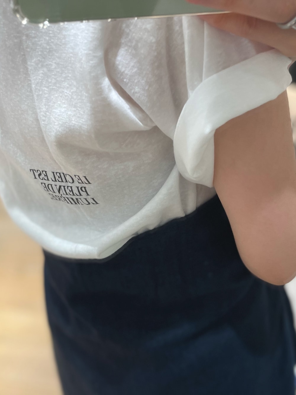 「スカート、Tシャツ、大人カジュアル、シャツ腰巻き、ロゴT、30代コーデ、ママコーデ、ママファッション、休日スタイル、旅行コーデ、お出かけコーデ、夏コーデ、大人かわいい、おしゃれさんと繋がりたい、リゾートスタイル」|「ABAHOUSEの【LUXE Linen Solaro】バンドカラー リネンシャツ(シャツ/ブラウス、ブルー系)」を使った、ひかりさん(骨格ストレート・レディース・162cm)の夏コーディネートの4枚目の写真