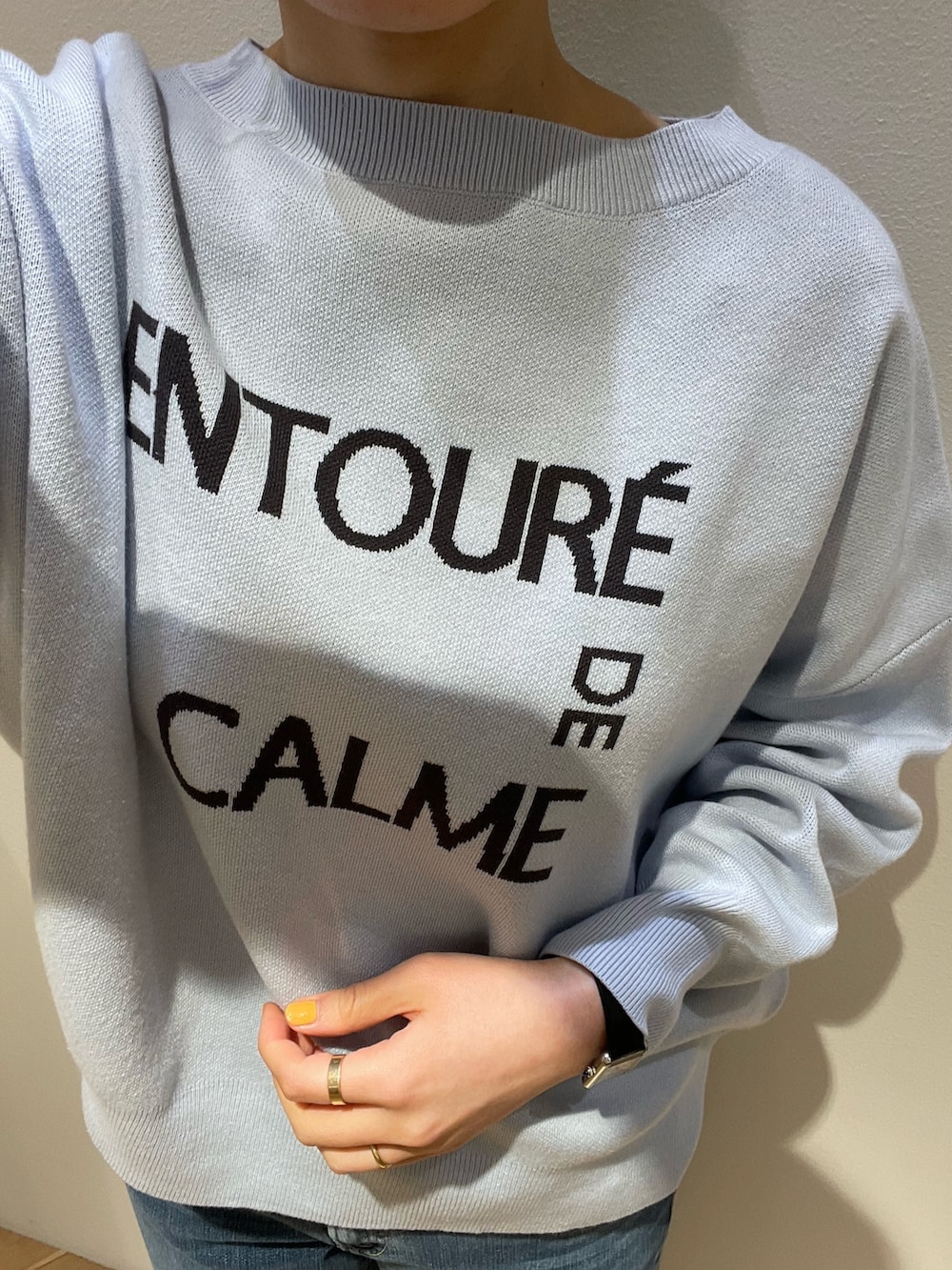 ブラック系のパンプス、ブルー系のトートバッグ、グレー系のシャツ/ブラウスを着用したレディースの春コーディネートの9枚目の写真