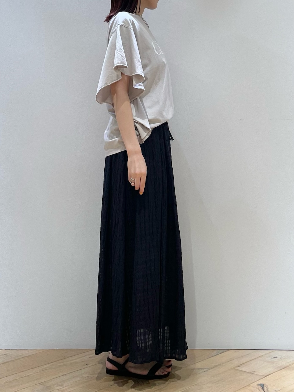 「Tシャツ、ロゴT、スカート、大人カジュアル、大人かわいい、休日スタイル、夏コーデ、おでかけコーデ、旅行コーデ、デートコーデ、きれいめカジュアル、ママコーデ、ママファッション、30代コーデ、30代ファッション」｜「MICA&DEALの＜別注＞【MICA&DEAL /マイカアンドディール】ロゴTシャツ / フレアスリーブ（Tシャツ/カットソー、ベージュ系）」を使った、ひかりさん（骨格ストレート・レディース・162cm）の夏コーディネートの4枚目の写真