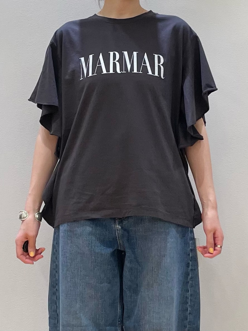「デニム、ロゴT、休日スタイル、テーマパークコーデ、シンプルコーデ、夏コーデ、夏服、大人カジュアルコーデ、楽チンコーデ、シンプルスタイル、お洒落さんとつながりたい、大人女子、ママコーデ、30代コーデ、ママファッション」｜「NICOLAS LAINASの【NICOLAS LAINAS/ニコラスライナス】レザーメタリックトングサンダル（サンダル、シルバー系）」を使った、ひかりさん（骨格ストレート・レディース・162cm）の夏コーディネートの9枚目の写真