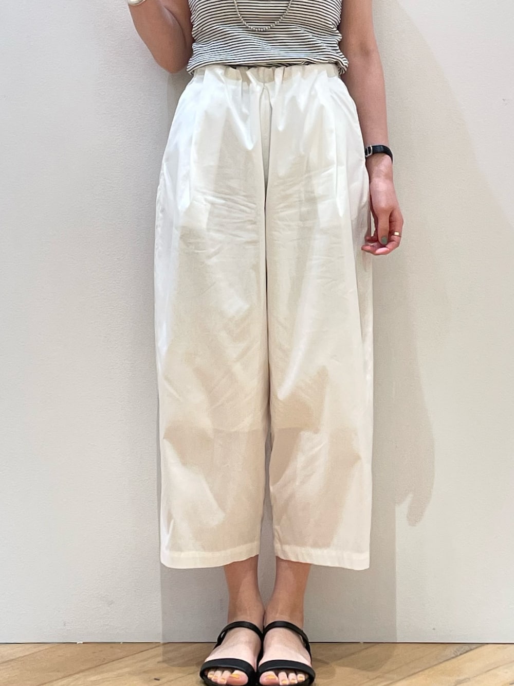 「サンダル、ジャケット、パンツ、パンツスタイル、パンツコーデ、白パンツ、大人カジュアル、大人コーデ、30代ファッション、30代コーデ、ママコーデ、ママファッション、休日スタイル、Rouge vif la cle(Rouge vif la cle)」|「Rouge vifの【ロングセラー】NEW イージー ワイドパンツ(その他パンツ、ホワイト系)」を使った、ひかりさん(骨格ストレート・レディース・162cm)の夏コーディネートの3枚目の写真