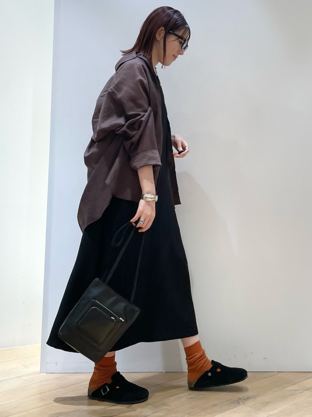 「ワンピース、シャツスタイル、シアーシャツ、お出かけコーデ、旅行コーデ、休日スタイル、メガネ女子、モノトーン、シンプル、シンプルコーデ、30代コーデ、ママコーデ、大人カジュアル、モード、オトナカジュアル」|「Rouge vifのVネックコクーンワンピース(ワンピース、ブラック系)」を使った、ひかりさん(骨格ストレート・レディース・162cm)の夏コーディネートの4枚目の写真