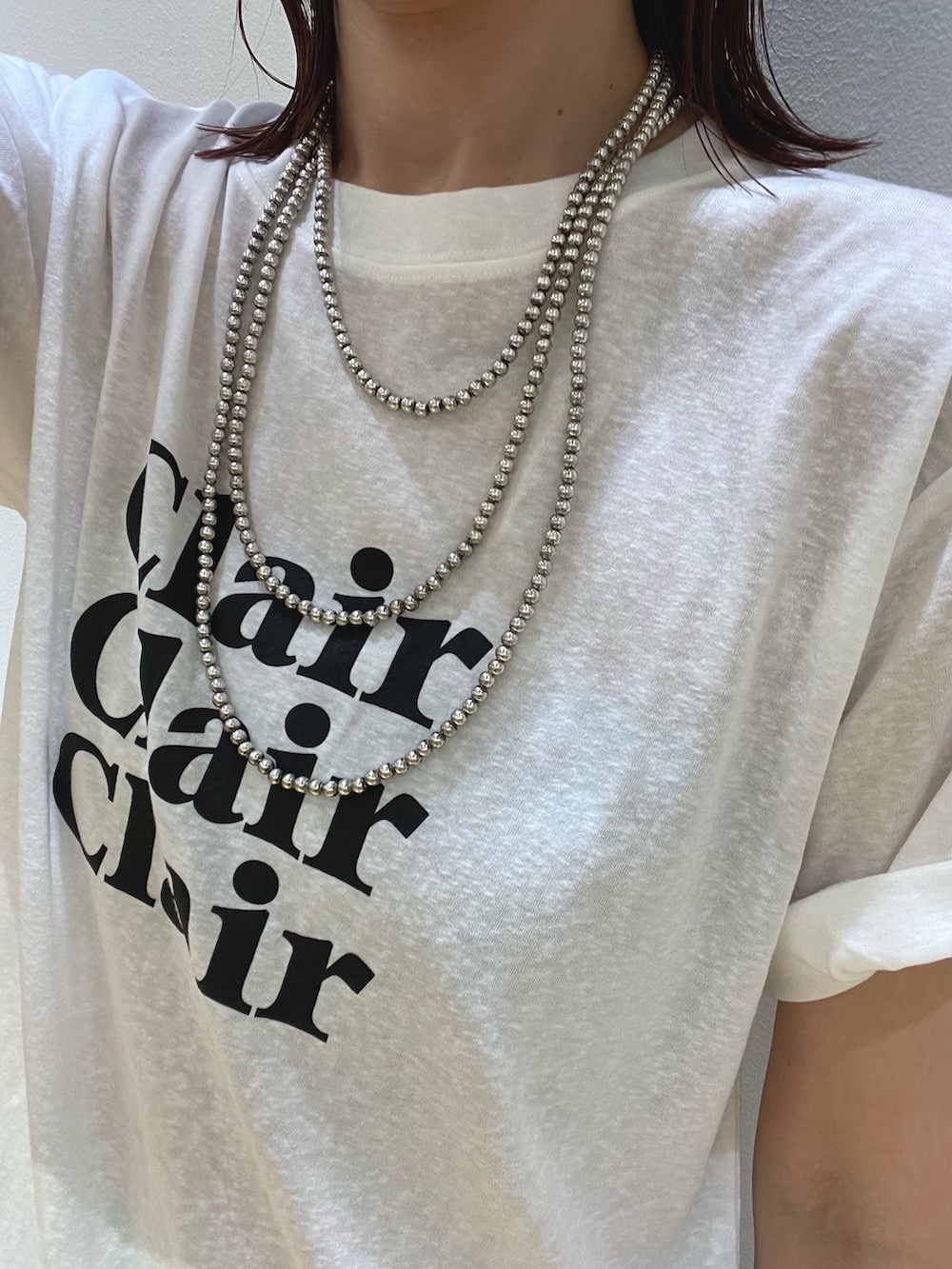 「スカート、Tシャツ、大人カジュアル、シャツ腰巻き、ロゴT、30代コーデ、ママコーデ、ママファッション、休日スタイル、旅行コーデ、お出かけコーデ、夏コーデ、大人かわいい、おしゃれさんと繋がりたい、リゾートスタイル」|「ABAHOUSEの【LUXE Linen Solaro】バンドカラー リネンシャツ(シャツ/ブラウス、ブルー系)」を使った、ひかりさん(骨格ストレート・レディース・162cm)の夏コーディネートの3枚目の写真