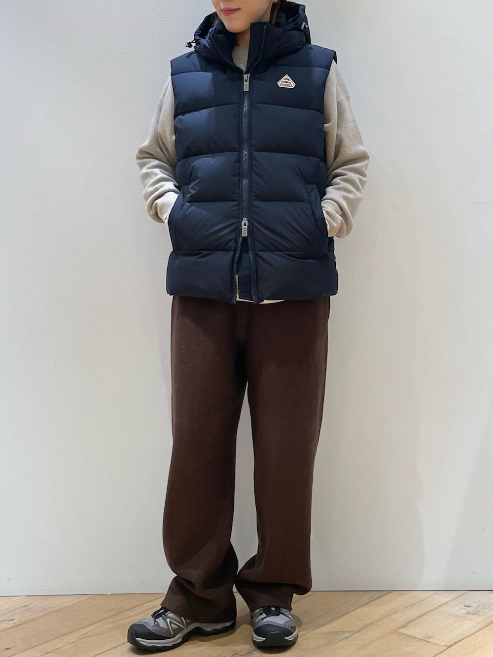 ベージュ系のトートバッグ、ブラウン系のその他パンツ、ベージュ系のニット/セーターを着用したレディースの冬コーディネートの8枚目の写真