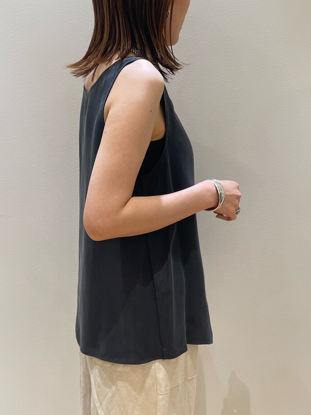 ホワイト系のその他パンツ、グレー系のシャツ/ブラウス、ブラック系のバレエシューズを着用したレディースの夏コーディネートの9枚目の写真