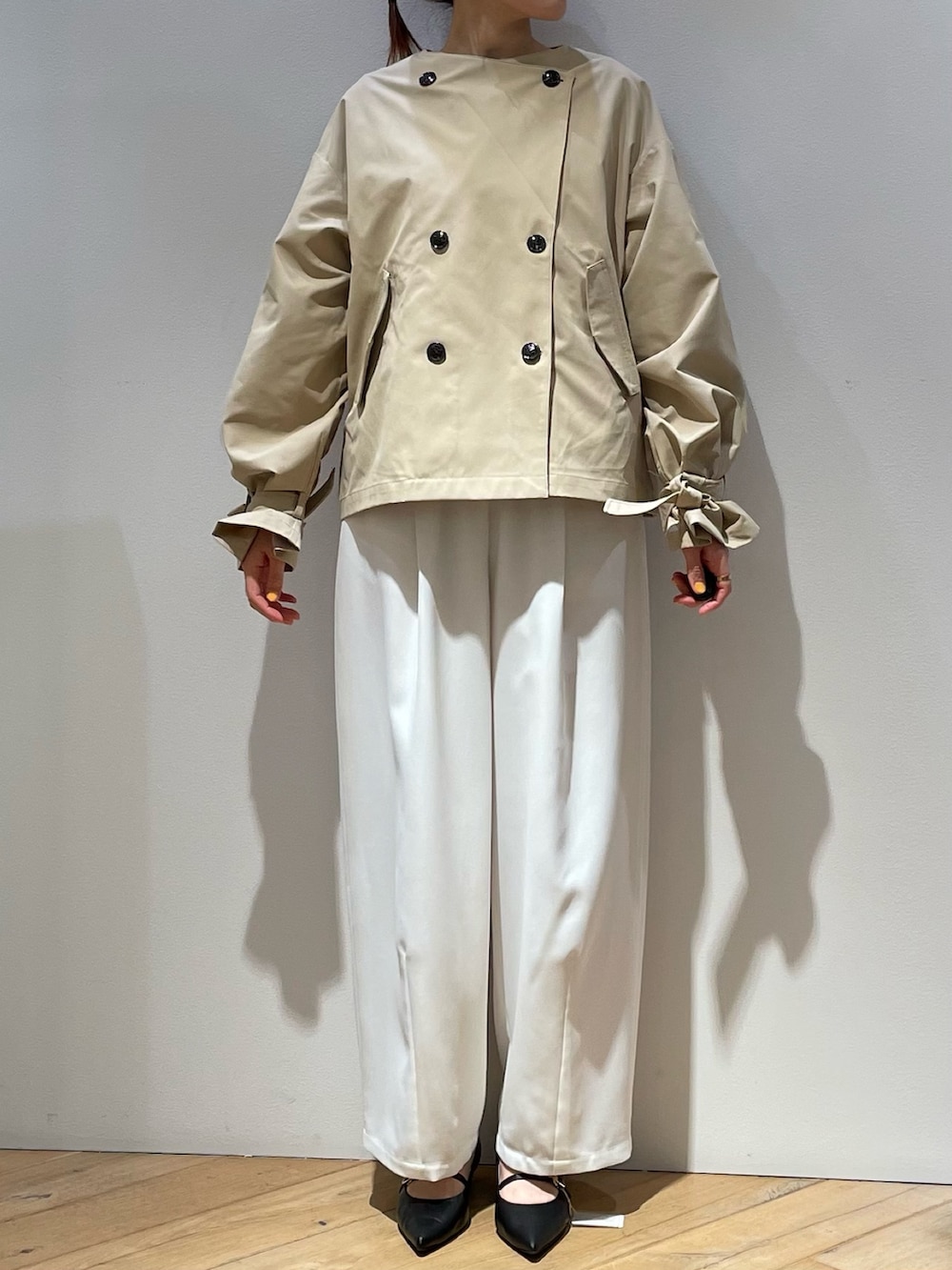 ベージュ系のトレンチコート、ピンク系のニット/セーター、ホワイト系のその他パンツを着用したレディースの春コーディネートの9枚目の写真