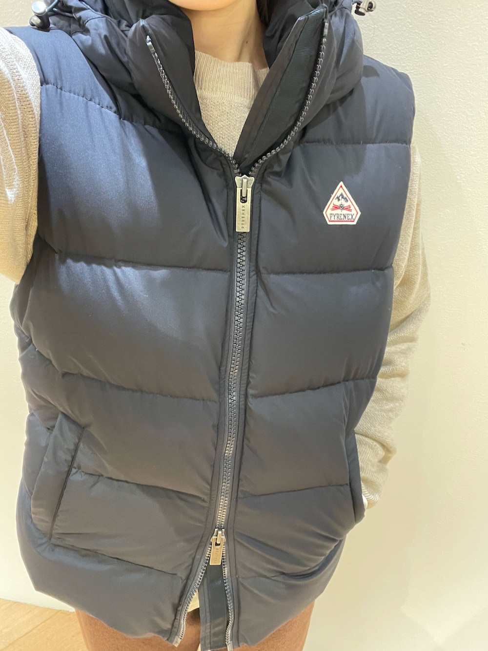 ベージュ系のトートバッグ、ブラウン系のその他パンツ、ベージュ系のニット/セーターを着用したレディースの冬コーディネートの9枚目の写真