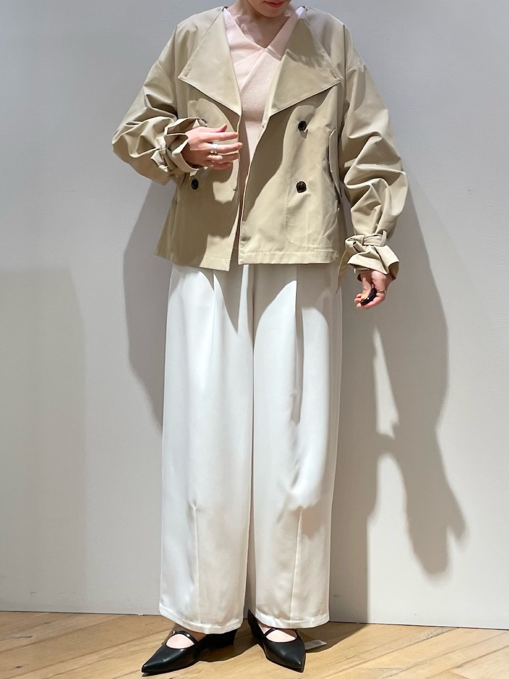 ベージュ系のトレンチコート、ピンク系のニット/セーター、ホワイト系のその他パンツを着用したレディースの春コーディネートの7枚目の写真