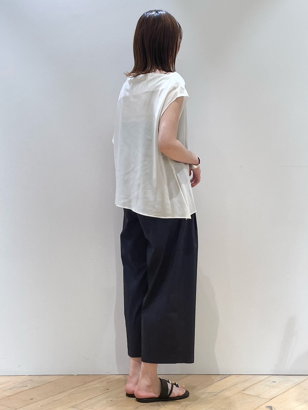 「夏服、大人可愛い、シンプルスタイル、オトナ女子、30代コーデ、キレイめ、大人カジュアルコーデ、シアー、リラックスパンツ、ブラウス、アシンメトリー、シアートップス、Rouge vif la cle(Rouge vif la cle)、オフィスカジュアル、ママコーデ」｜「Rouge vifの【ロングセラー】NEW イージー ワイドパンツ（その他パンツ、ブルー系）」を使った、ひかりさん（骨格ストレート・レディース・162cm）の夏コーディネートの2枚目の写真